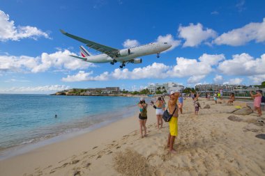 Air France Airbus 330-200 F-GZCC Prenses Juliana Uluslararası Havalimanı SXM 'ye inmeden önce Maho Sahili üzerinde uçuyor.. 