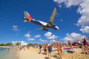 JetBlue Airways Airbus 320-200 N605JB Boston Red Sox Ahırı Prenses Juliana Havalimanı SXM 'ye inmeden önce, Hollanda Karayipleri. 