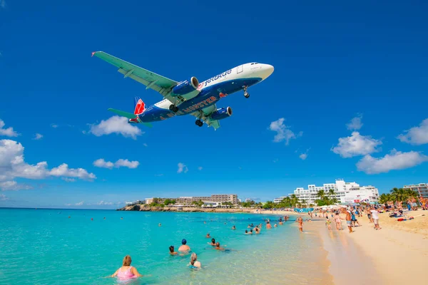 JetBlue Airways Airbus 320-200 N605JB Boston Red Sox Ahırı Prenses Juliana Havalimanı SXM 'ye inmeden önce, Hollanda Karayipleri. 