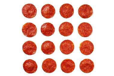 Beyaz zemin üzerine pepperoni dilim. Et pizza için madde.