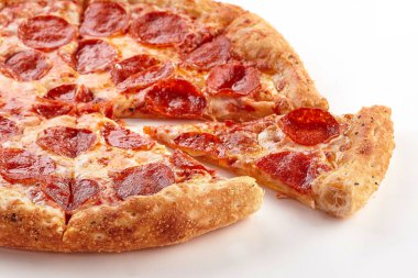 Beyaz Arka Plan kekik ile Pepperoni Pizza.