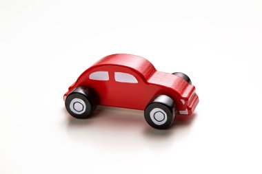 Çocuk Oyuncak. Beyaz arka planda ahşap kırmızı araba. Retro tarzı. 