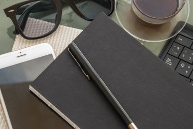 Yakın dönem yeşil bir tabloda çalışma donanımları