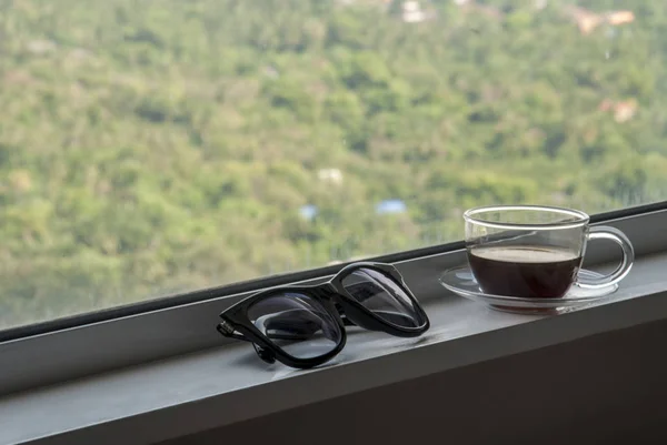 Relaks z kawy przez okno. — Zdjęcie stockowe