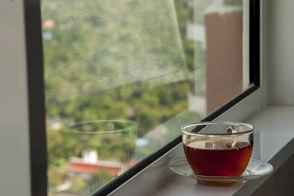 Расслабьтесь с кофе у окна . — стоковое фото