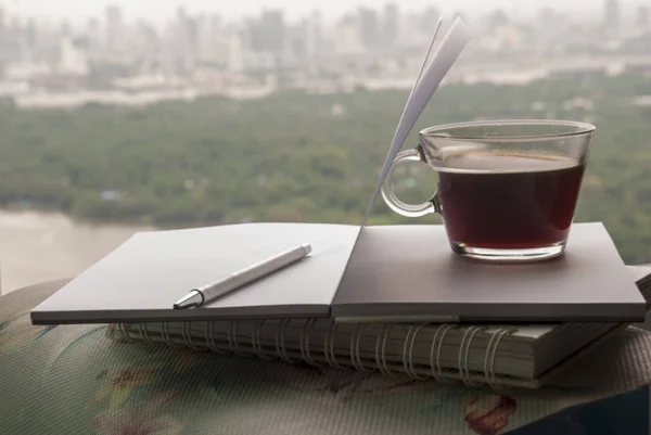 Kaffeebecher und Tagebuch im Flusszimmer — Stockfoto