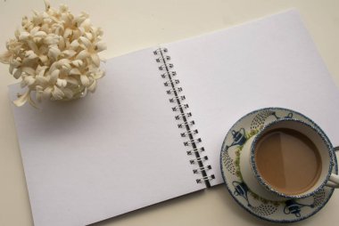 Beyaz masa üzerinde office için çalışma alanı rahatlatıcı