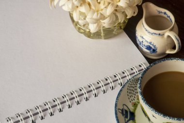 Çalışma alanı için belgili tanımlık yazıhane ahşap bir masa üzerinde rahatlatıcı.