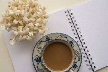 Beyaz masa üzerinde office için çalışma alanı rahatlatıcı