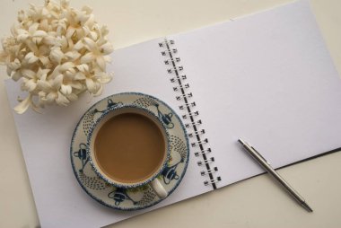 Beyaz masa üzerinde office için çalışma alanı rahatlatıcı