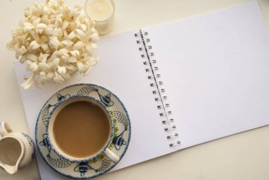 Beyaz masa üzerinde office için çalışma alanı rahatlatıcı