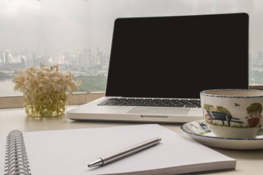 Ofis alanı balkon tarafından beyaz bir tablo üzerinde çalışmak için rahatlatıcı.
