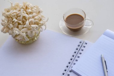 Beyaz bir tablo üzerinde çalışmak için rahatlatıcı ofis