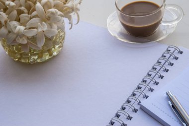 Beyaz bir tablo üzerinde çalışmak için rahatlatıcı ofis