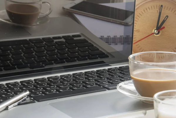 Relajante espacio de oficina para trabajar en una mesa blanca —  Fotos de Stock