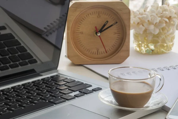 Relajante espacio de oficina para trabajar en una mesa blanca —  Fotos de Stock