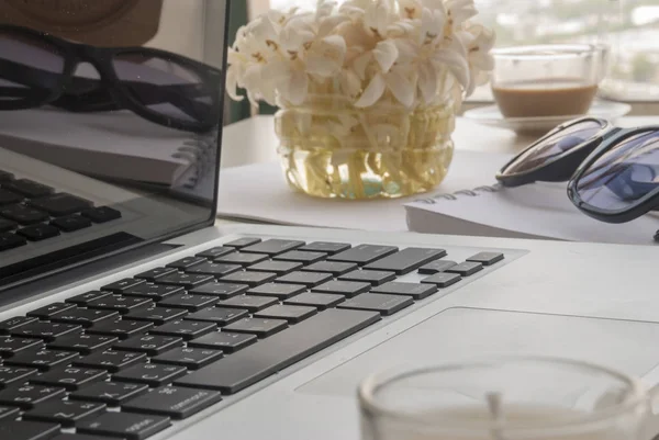 Beyaz bir tablo üzerinde çalışmak için rahatlatıcı ofis