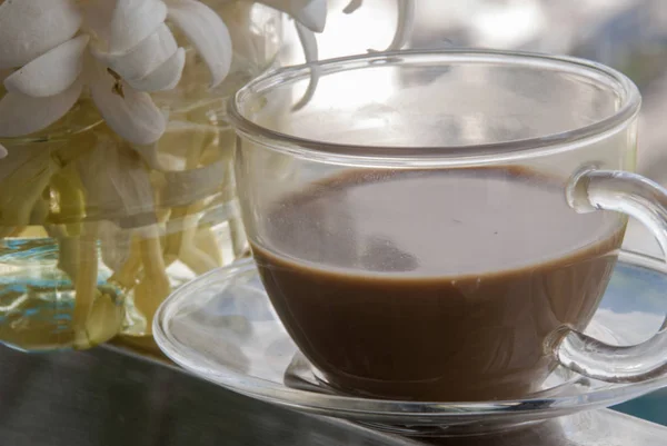 Kaffe och blommor på balkongen — Stockfoto