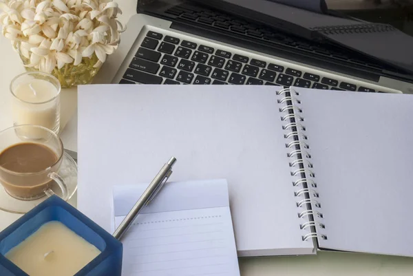 Beyaz bir tablo üzerinde çalışmak için rahatlatıcı ofis 