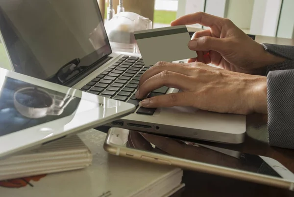 Mujeres hombres de negocios están utilizando tarjetas de crédito para compras en línea . —  Fotos de Stock