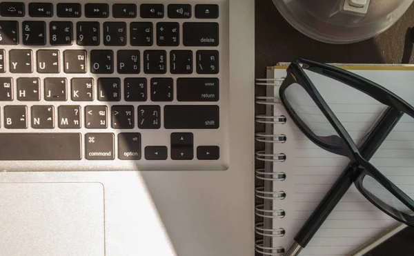 Zdjęcia w zbliżeniu okulary, laptopy i notebooki — Zdjęcie stockowe