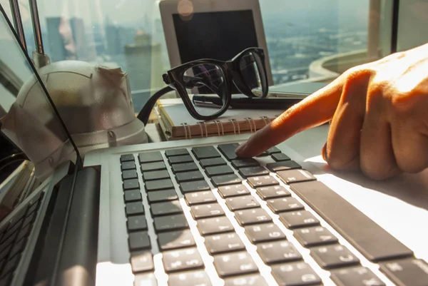 Primeros planos del dedo de la chica en el teclado del ordenador portátil —  Fotos de Stock