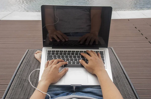 Las manos de las mujeres que están escribiendo en un ordenador portátil —  Fotos de Stock