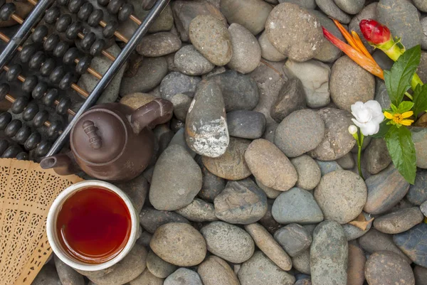 Set da tè cinese, abaco, ventilatore cinese, fiori disposti su granito — Foto Stock