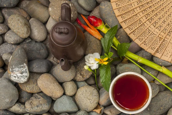 花崗岩の山に中国ファンと花中国茶セットを置く — ストック写真