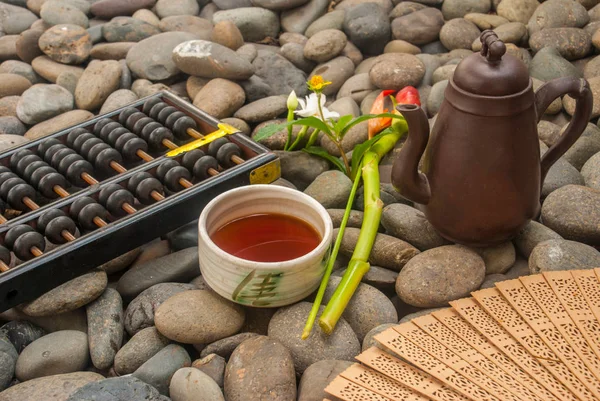 中国茶セット、そろばん、中国ファン、花崗岩に置かれた花 — ストック写真