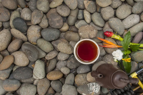 Kínai tea-készletek és a virágok és az abacus forgalomba gránit blokkok — Stock Fotó