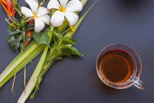 1 csésze-ból tea és a különböző virágok helyezni egy fekete tábla — Stock Fotó