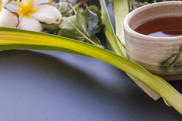 Tazze da tè e fiori disposti sul tavolo — Foto Stock