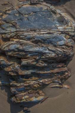 Deniz suyu tarafından aşınmış kayalar