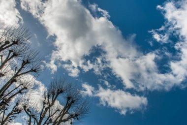 Bulutlu mavi gökyüzü