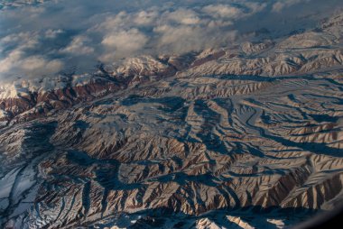 karlı Alp Dağları güzel gökyüzü ve bulutlar