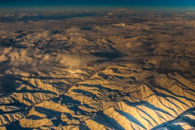 Bulutlar ve güneşin gölgeleri ile kaplı dağları