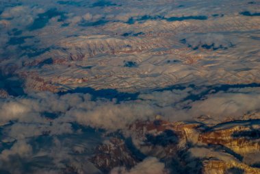 karlı Alp Dağları güzel gökyüzü ve bulutlar