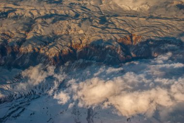 karlı Alp Dağları güzel gökyüzü ve bulutlar