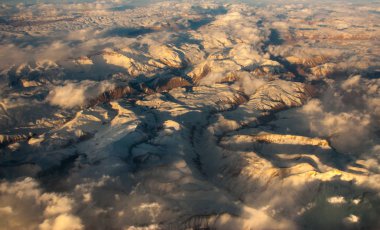 karlı Alp Dağları güzel gökyüzü ve bulutlar