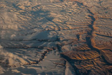karlı Alp Dağları güzel gökyüzü ve bulutlar