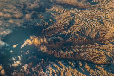 karlı Alp Dağları güzel gökyüzü ve bulutlar