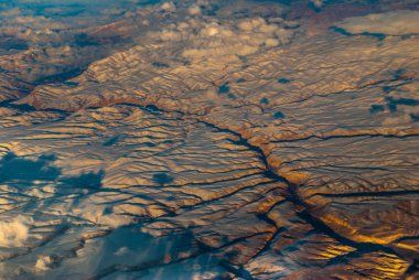 karlı Alp Dağları güzel gökyüzü ve bulutlar