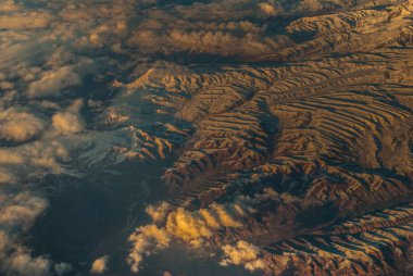 karlı Alp Dağları güzel gökyüzü ve bulutlar