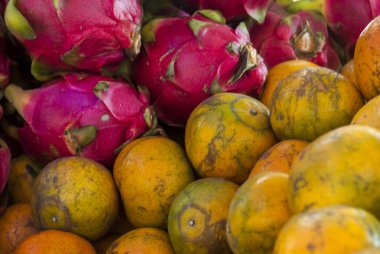 Dragon meyve ve turuncu birlikte piyasada kazık