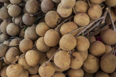 Longan tropikal bir ağaçtır. Tatlı ve lezzetli tadı lehimlemek içinde belgili tanımlık çarşı