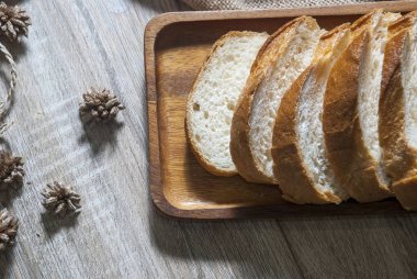 Baget, tek parça bir ahşap tepsi üzerinde parçalar halinde kesilmiş