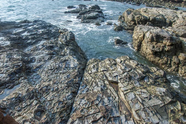 Rocas a lo largo de la playa, el mar —  Fotos de Stock