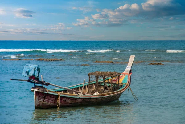 Barcos pesqueros aparcados junto al mar —  Fotos de Stock