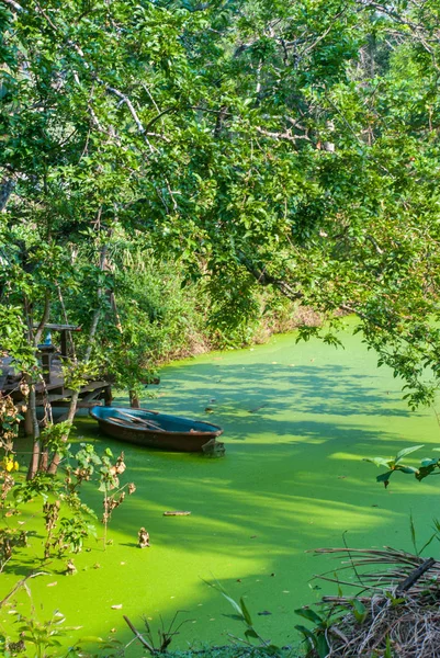 Barco de remos que está aparcado en el canal —  Fotos de Stock